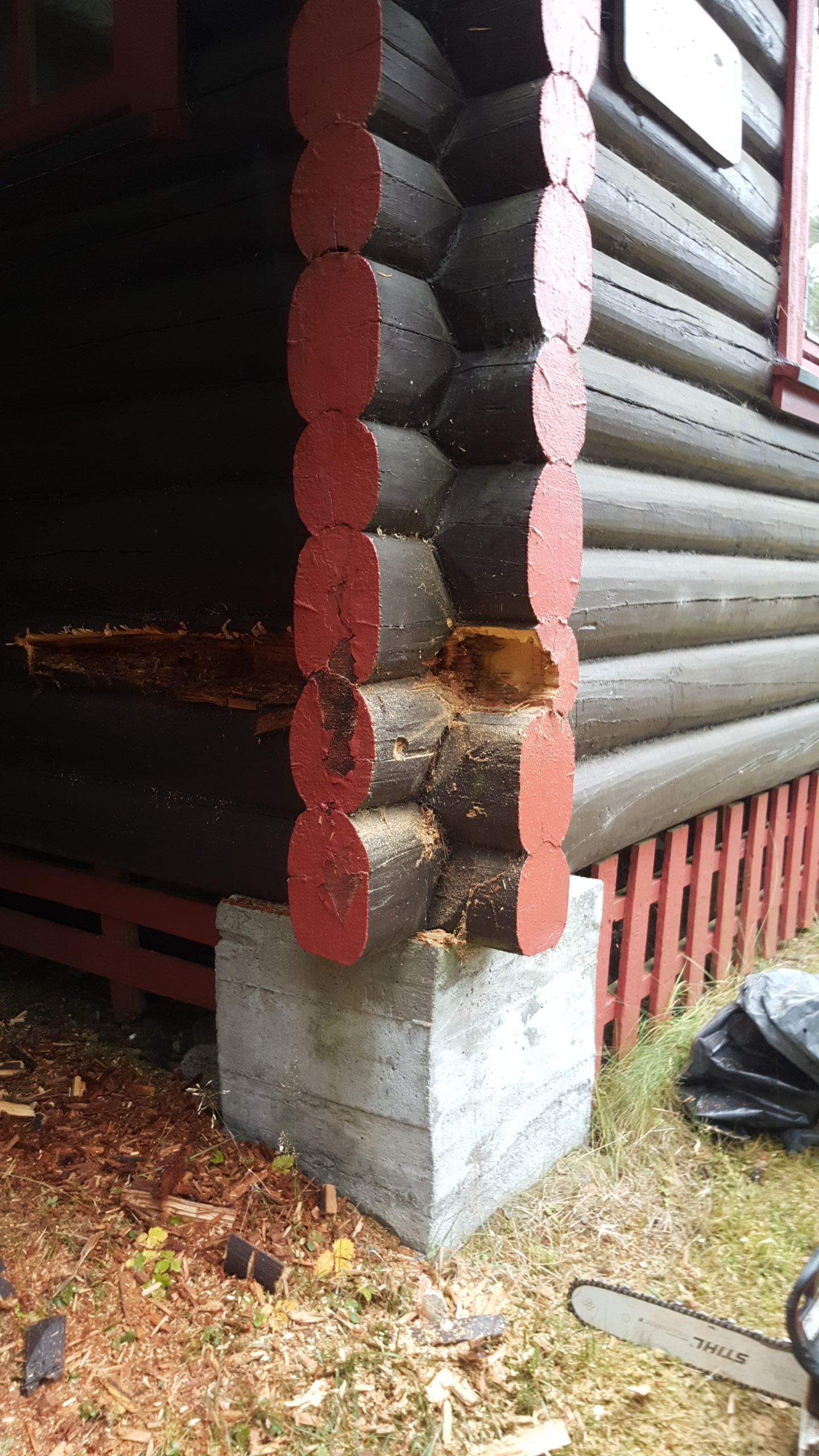 Tømmerbygg råte i lafteknute